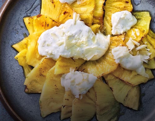 Geflämmtes Ananas- Carpaccio mit griechischem Joghurt & Prosecco