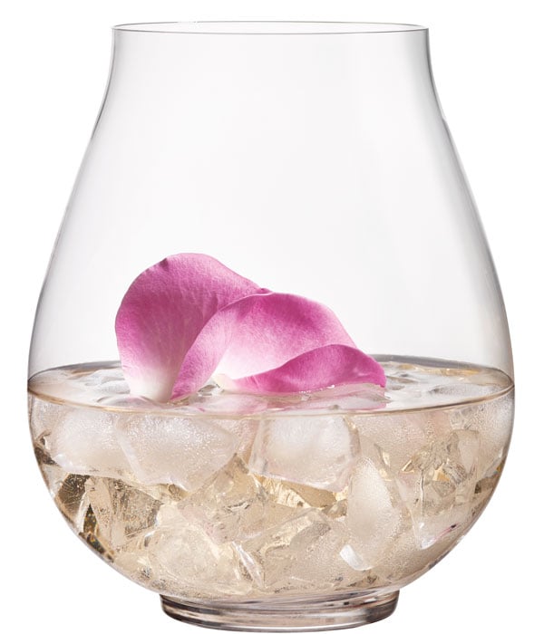 Gin mit Tonic und essbarer Blüte