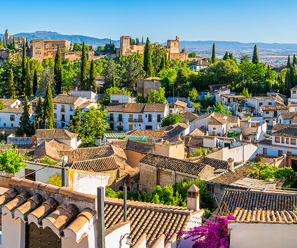 Panoramablick auf den Alhambra-Palast und das Stadtviertel Albaicín in Granada