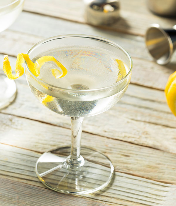 Genießen Sie Wermut ganz einfach als erfrischenden Longdrink mit Zitrone, Tonic, Soda oder Prosecco.