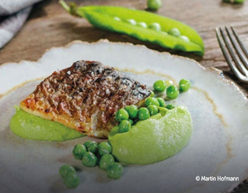 Gegrillte Bachforelle mit Erbsenhummus & Rieslingsekt